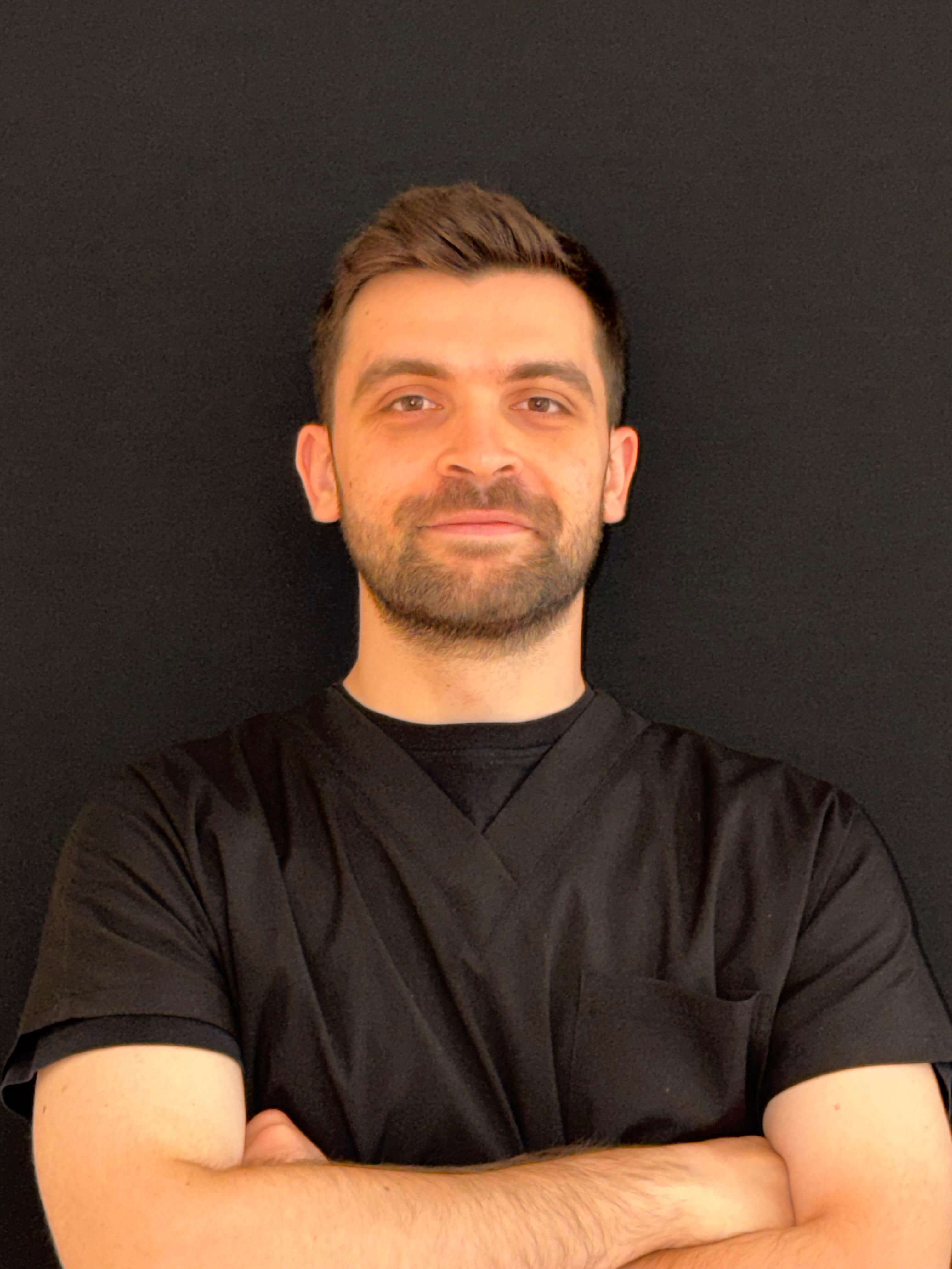 Dt. Rıza Efe ÖZDEMİR